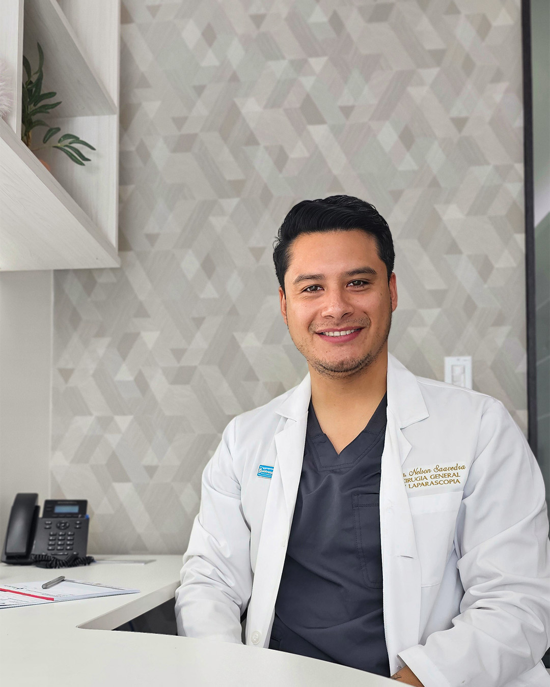Doctor-consultorio-sentado
